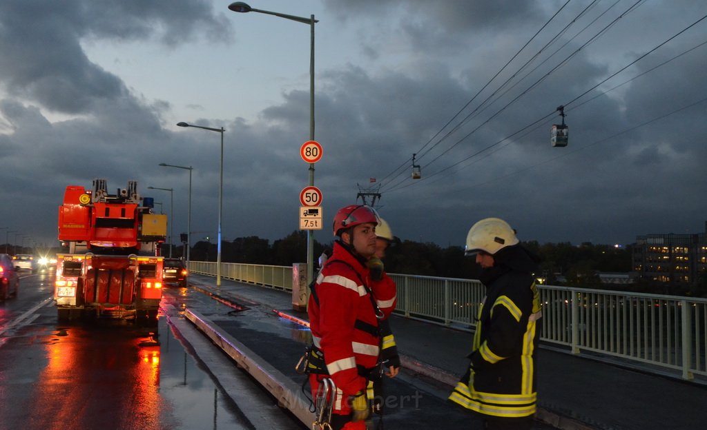 Einsatz BF Hoehenretter Koelner Seilbahn Hoehe Zoobruecke P2266.JPG